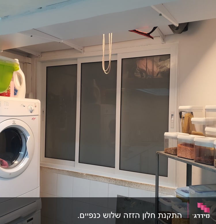 חלון אלומיניום עם מסגרת לבנה במטבח
